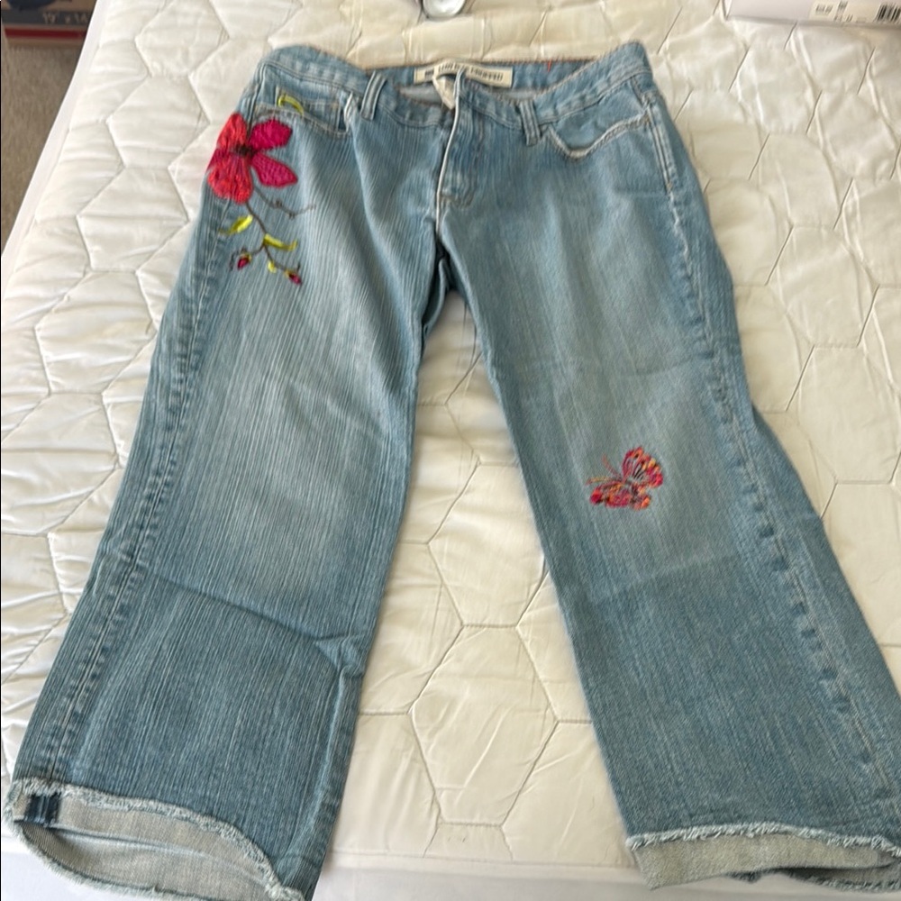 Vintage Women's Cropped Jeans with Floral Embroidery